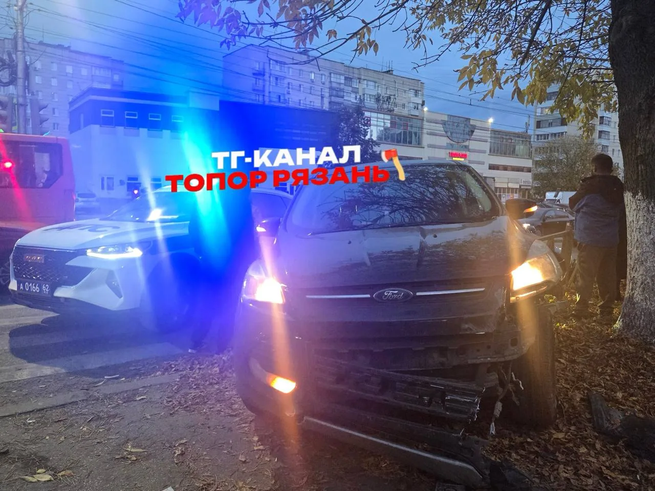⚠️ Автомобиль снёс ограждение и вылетел на газон в Канищеве