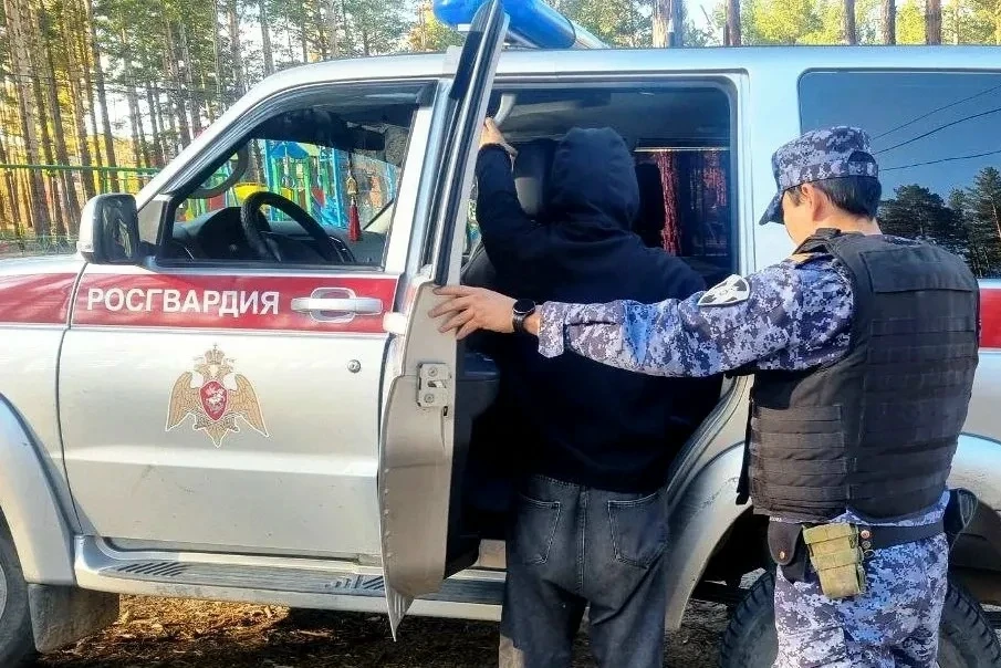 В Кижинге росгвардейцы искали в гараже буйного мужчину, а нашли ещё и наркотики 🥴