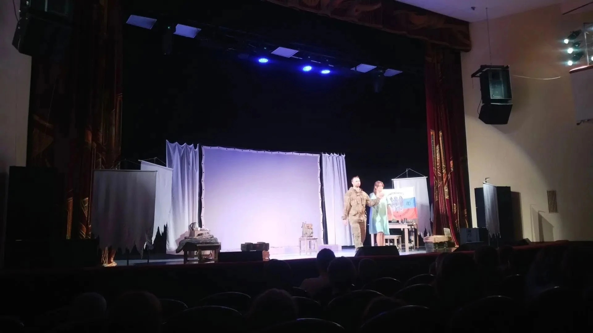 🎭 Ученики нашей школы посетили спектакль «Не свято святые» в Ленинск-Кузнецком