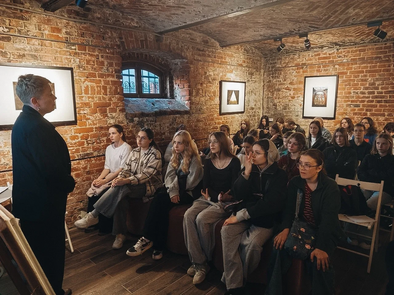 Вчера в кафе «АРТеФАКТ39» прошла лекция Элен Дьячковой «Своя палитра. Формирование кали...