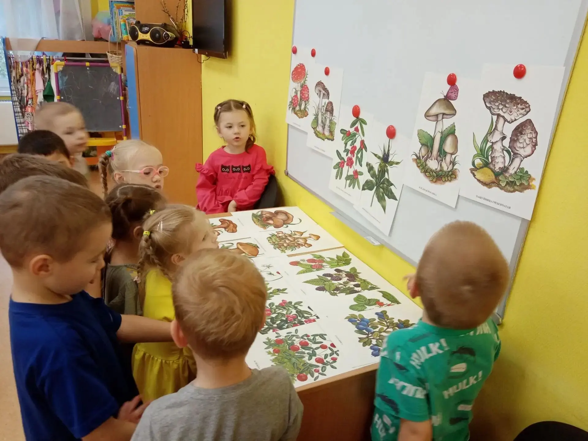Педагог средней группы №3 провела урок о грибах и ягодах, чтобы научить детей основам б...