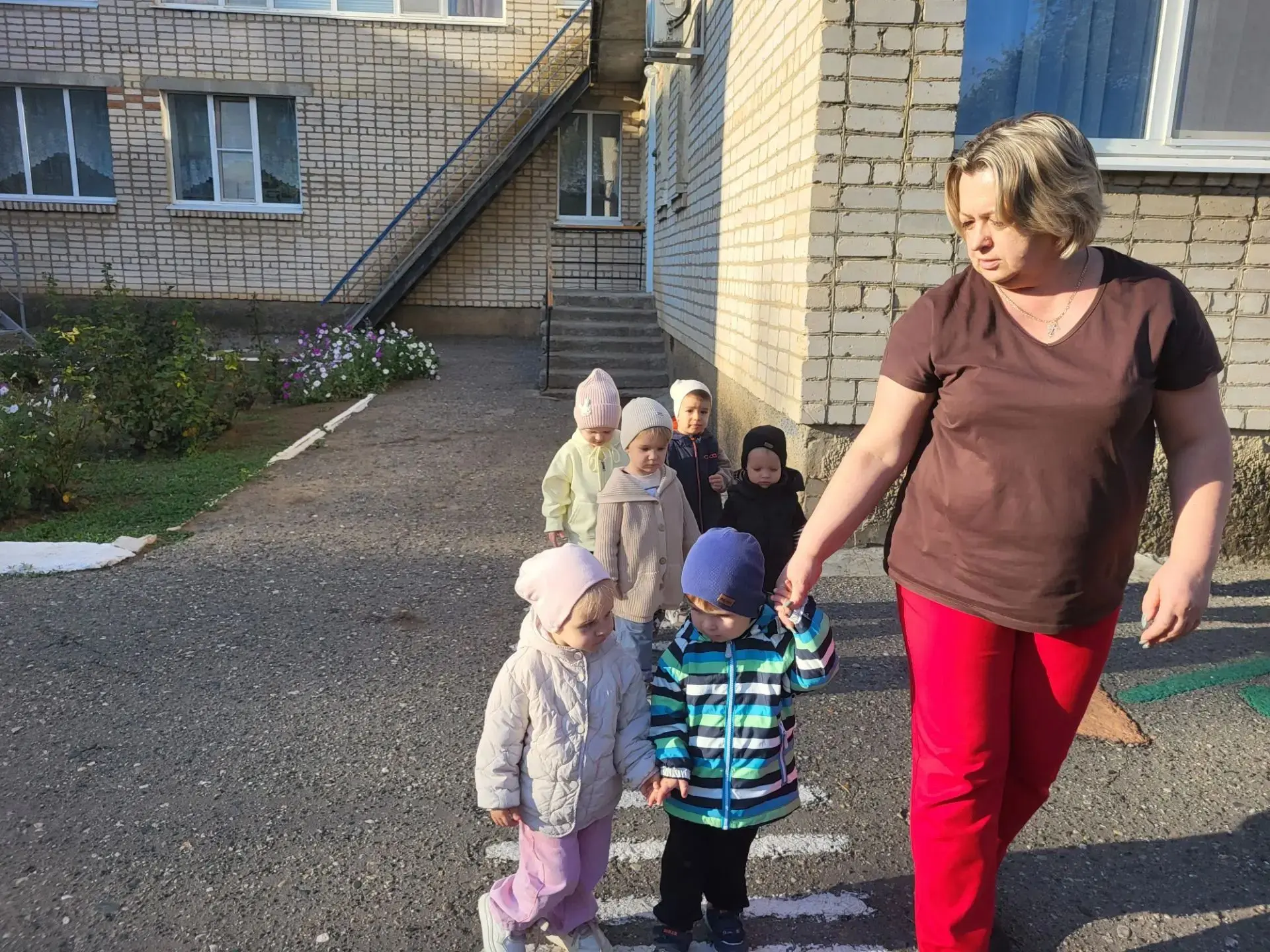 В рамках Дня безопасной дороги в детский сад с  воспитанниками  первой младшей группы №...