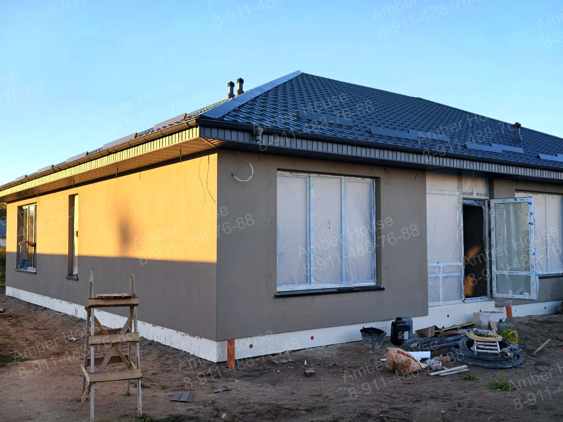 Дом 315 м² в пос. Холмогоровка, утеплили фасад, нанесли грунт-краску и приступили к нан...