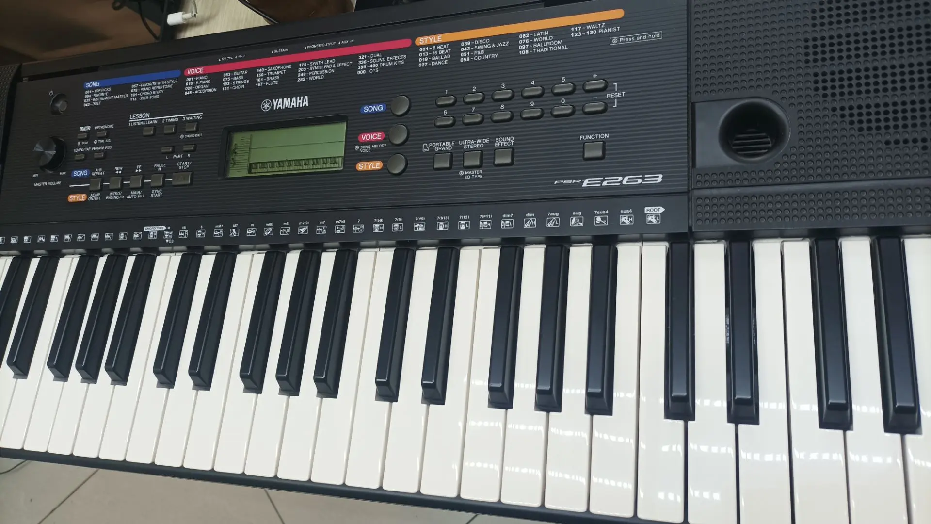 Синтезатор YAMAHA PSR E264