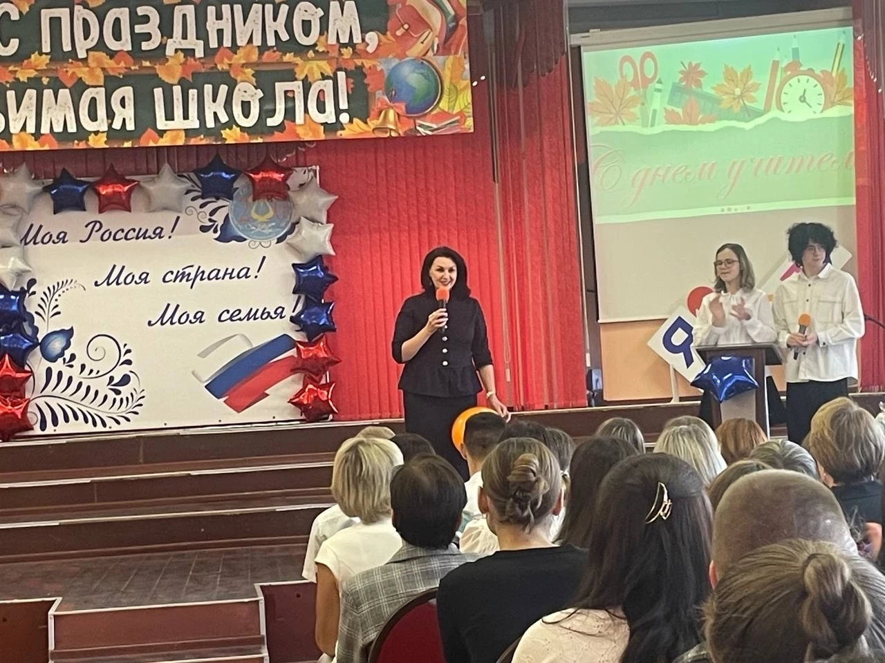 🎉 С Днем учителя! Наша школа зажгла сердца в честь праздника!