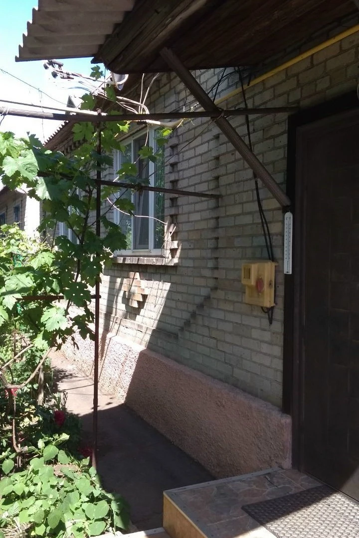 Продам газоцифированый дом в углегорске со всеми удобствами цена договорная т+794957740...