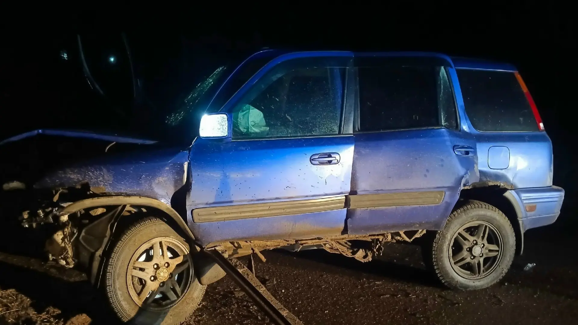 Пьяный водитель Honda не справился с поворотом и врезался в пень в Карелии
