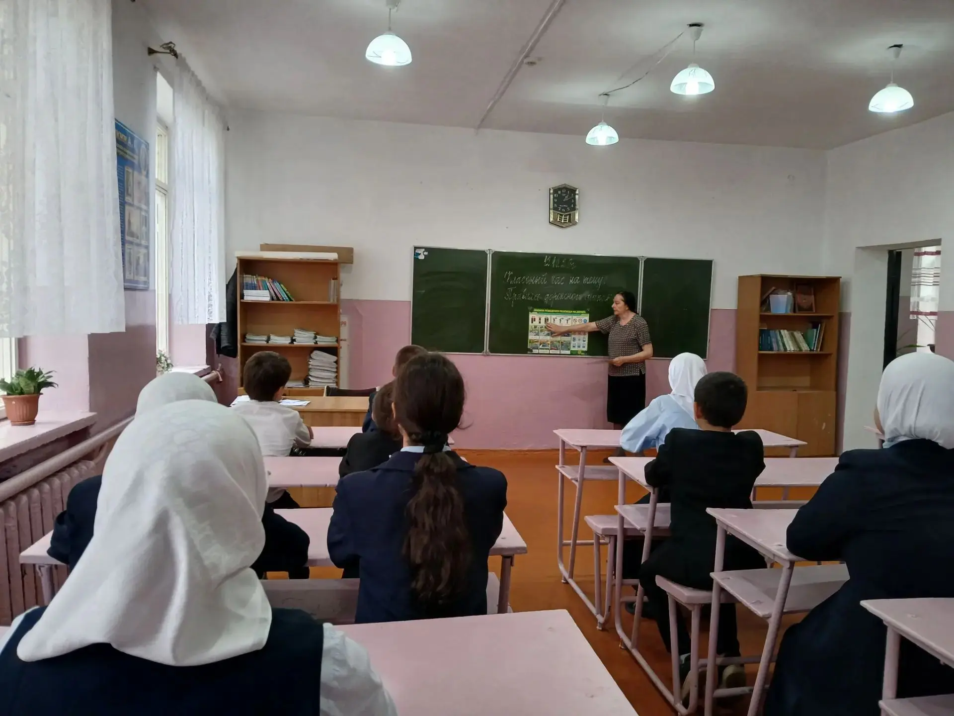 Классный руководитель 6 "б" класса Муртазалива М.М. провела классный час на тему: « Пра...