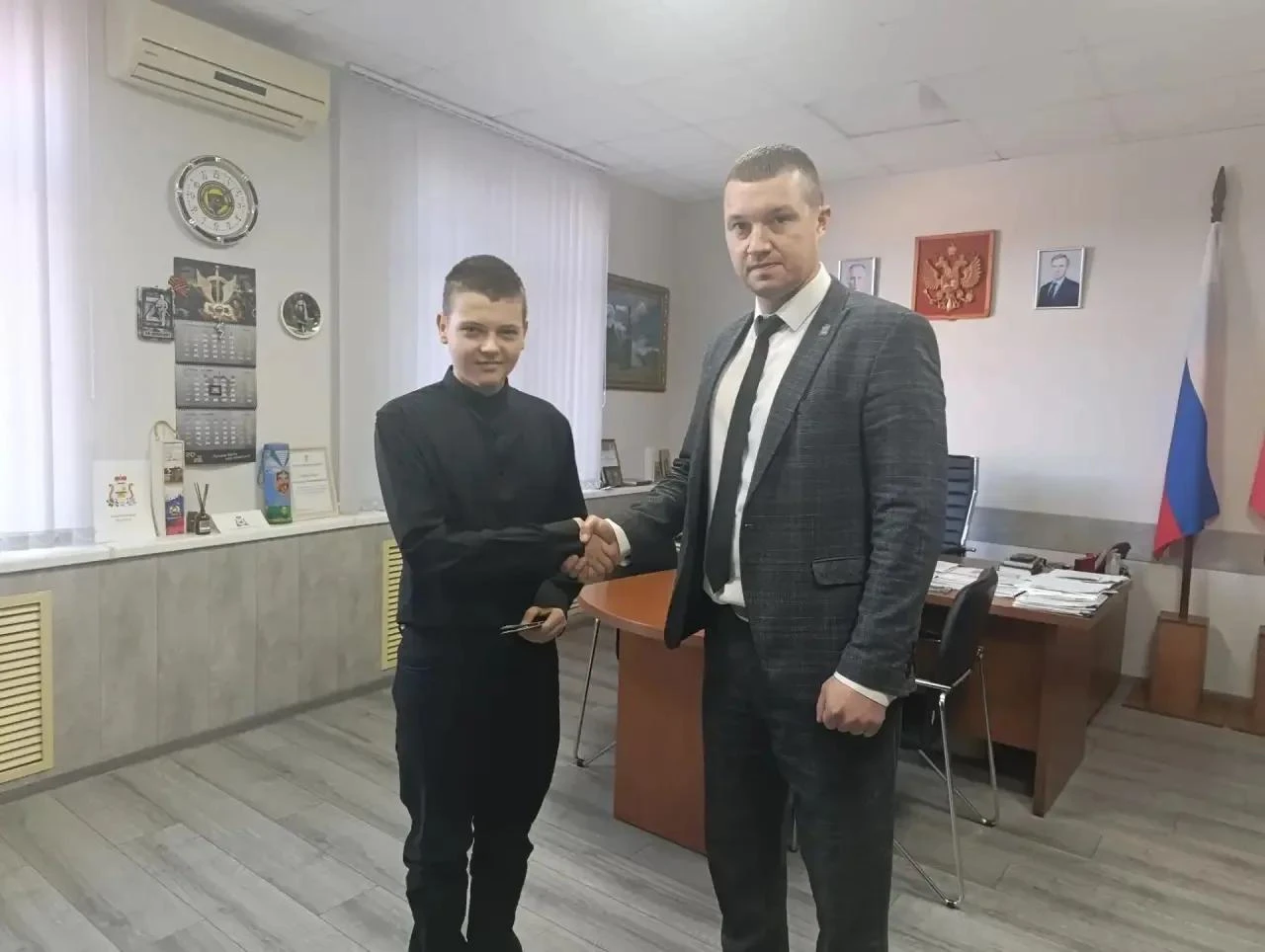 Глава округа Максим Владимирович Мищенко вручил государственные награды родным наших зе...