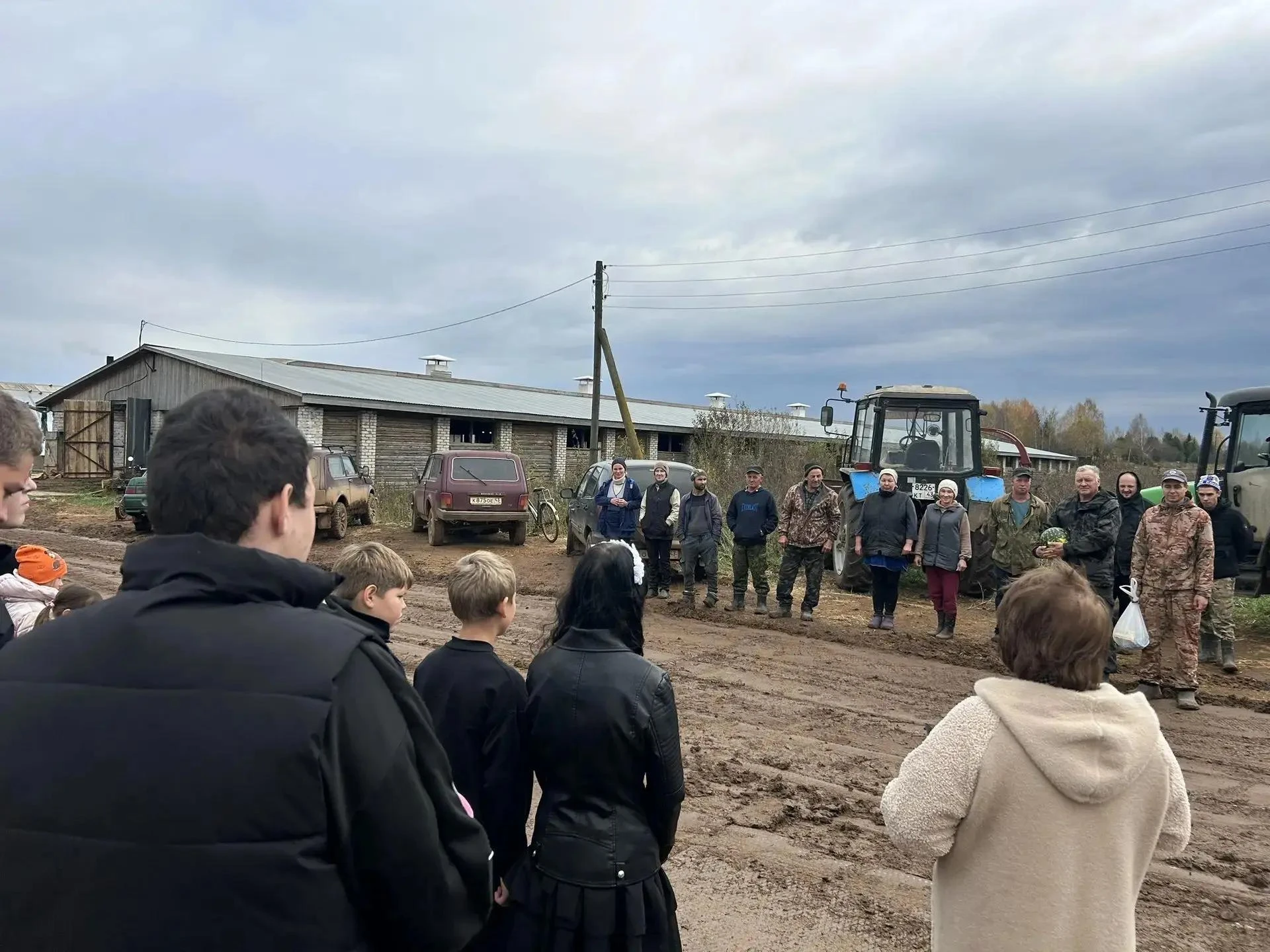 Учащиеся школы села Хороши продолжили добрую традицию и  поздравили местных тружеников ...