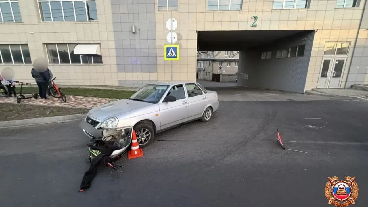 Подростка на электросамокате сбила Lada Priora во дворе жилого дома в Ставрополе.