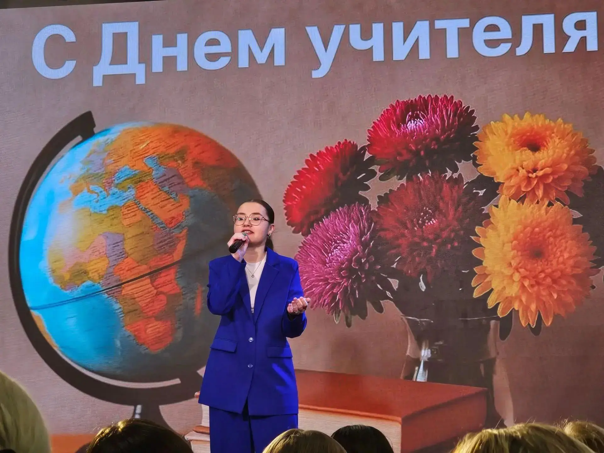 🎶💐 Музыкальный подарок для наставников: вокалисты ДШИ поздравили педагогов города с п...