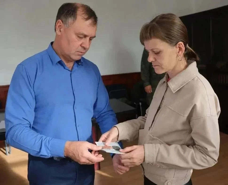 В Ирбейско-Саянском округе семье погибшего бойца передали медаль Жукова