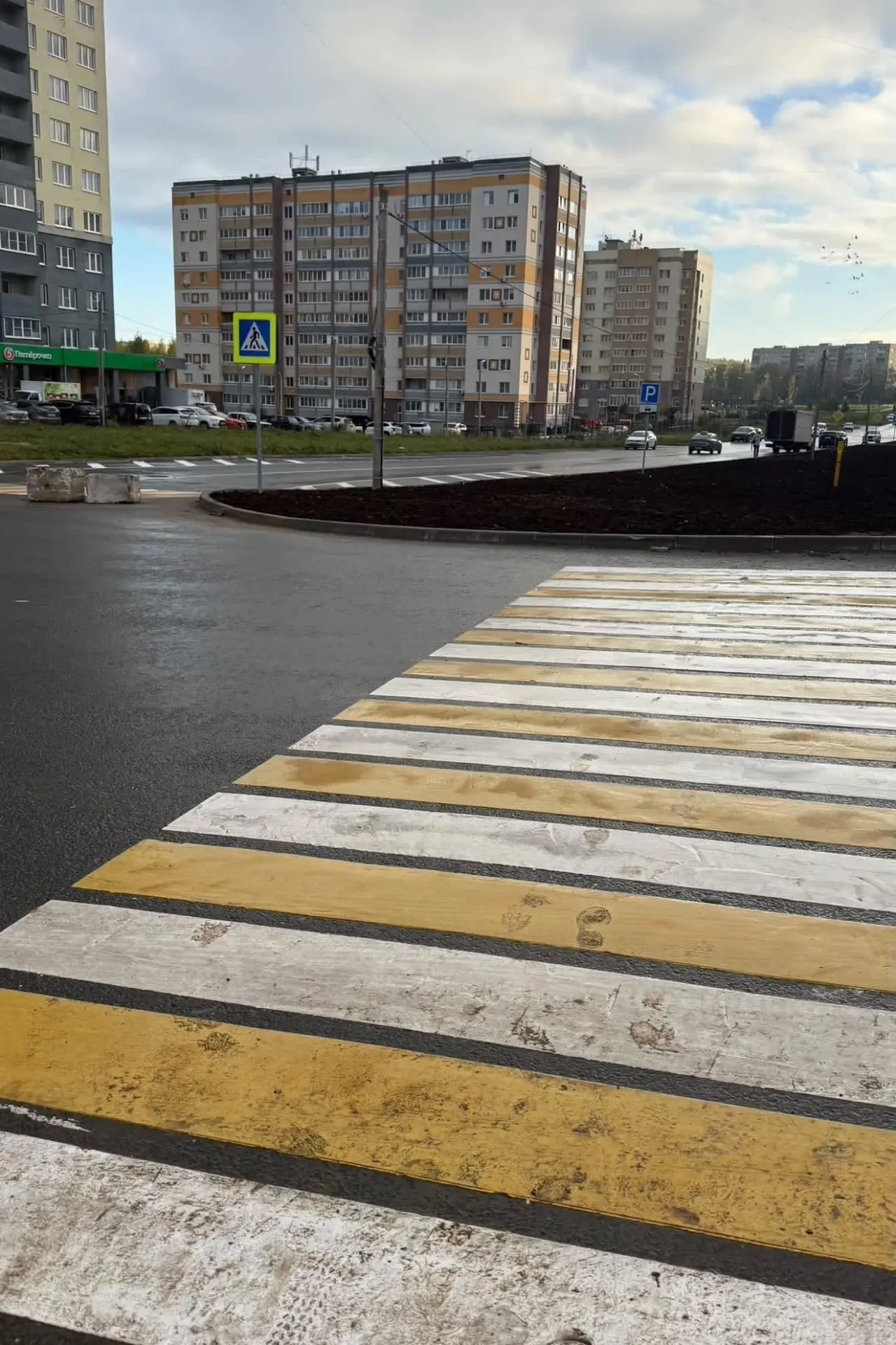 В Юрьевце сделали новую дорогу, а тротуары забыли. На перекрестке две зебры ведут в ник...