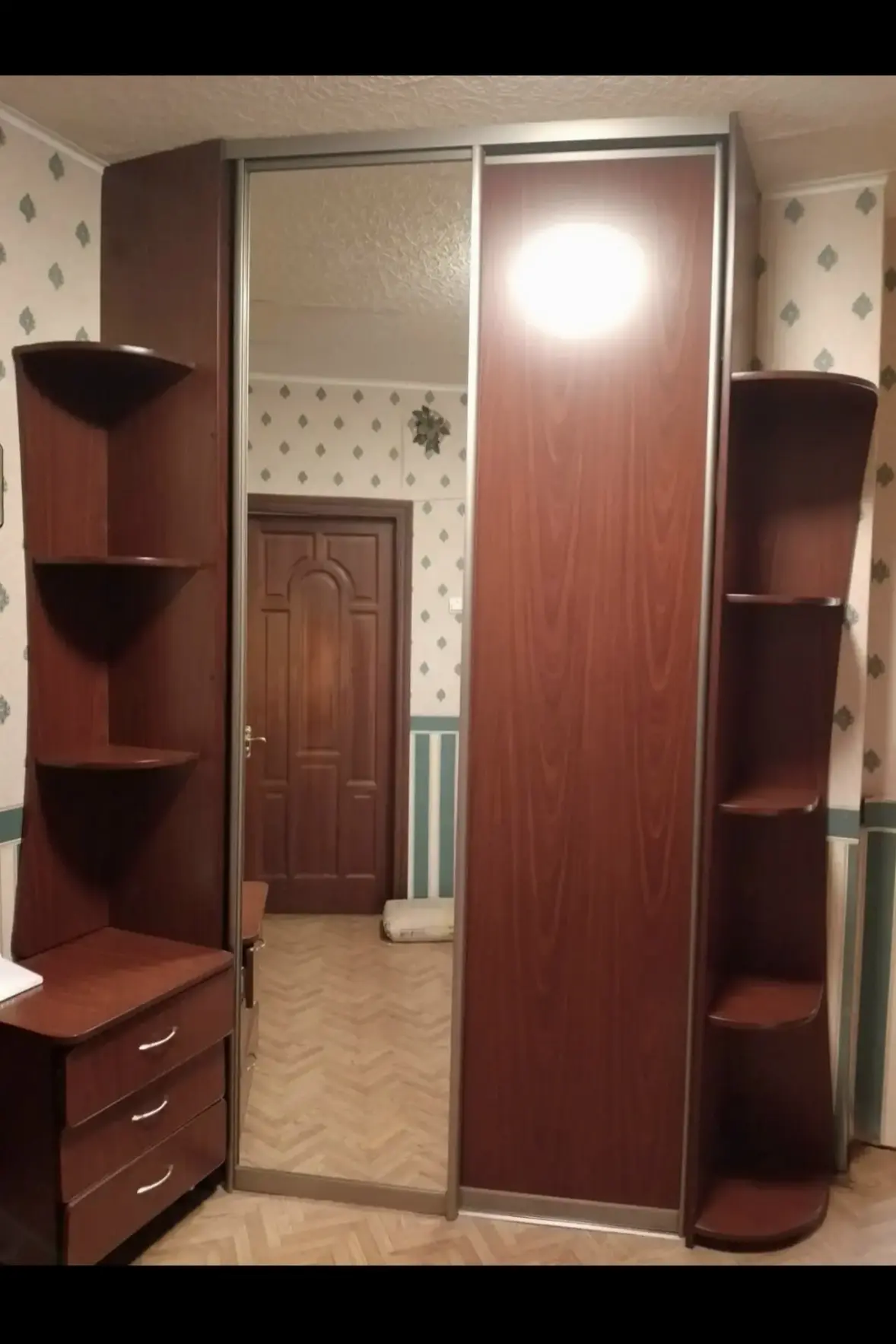 Здравствуйте. Отдам встроенный шкаф, самовывоз. Высота 2,60