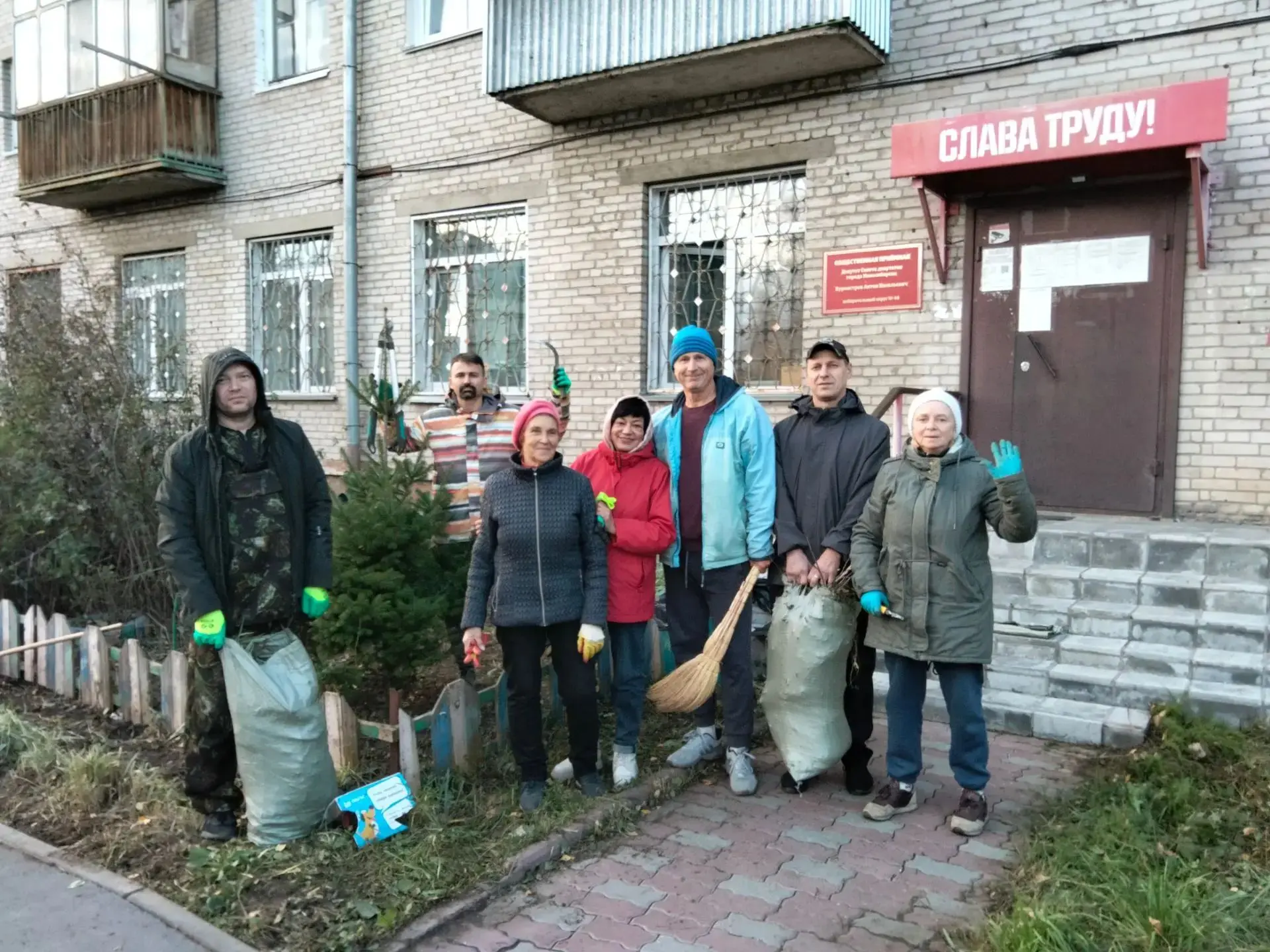 Вместе с Советом ТОС БОЛЬНИЧНЫЙ ГОРОДОК и помощниками прибрались у приемной на Красноуф...