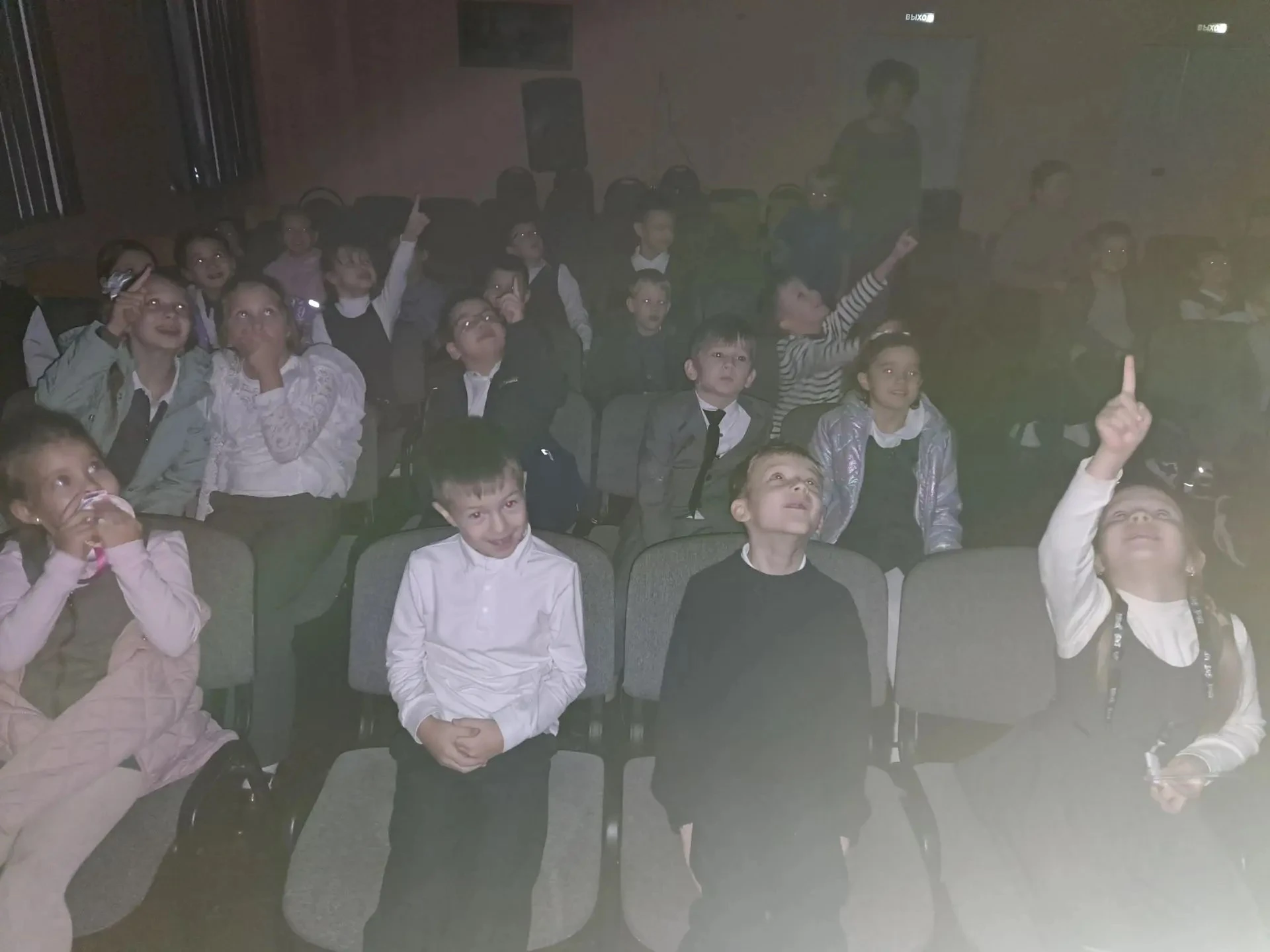 ✨ Волшебство рядом! Ученики 1 «Б» класса побывали в голографическом кинотеатре! 🎬🌌