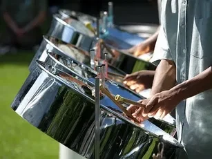 Стиль музыки стилбенд (Steel Band) — это направление, которое зародилось в Тринидаде и ...