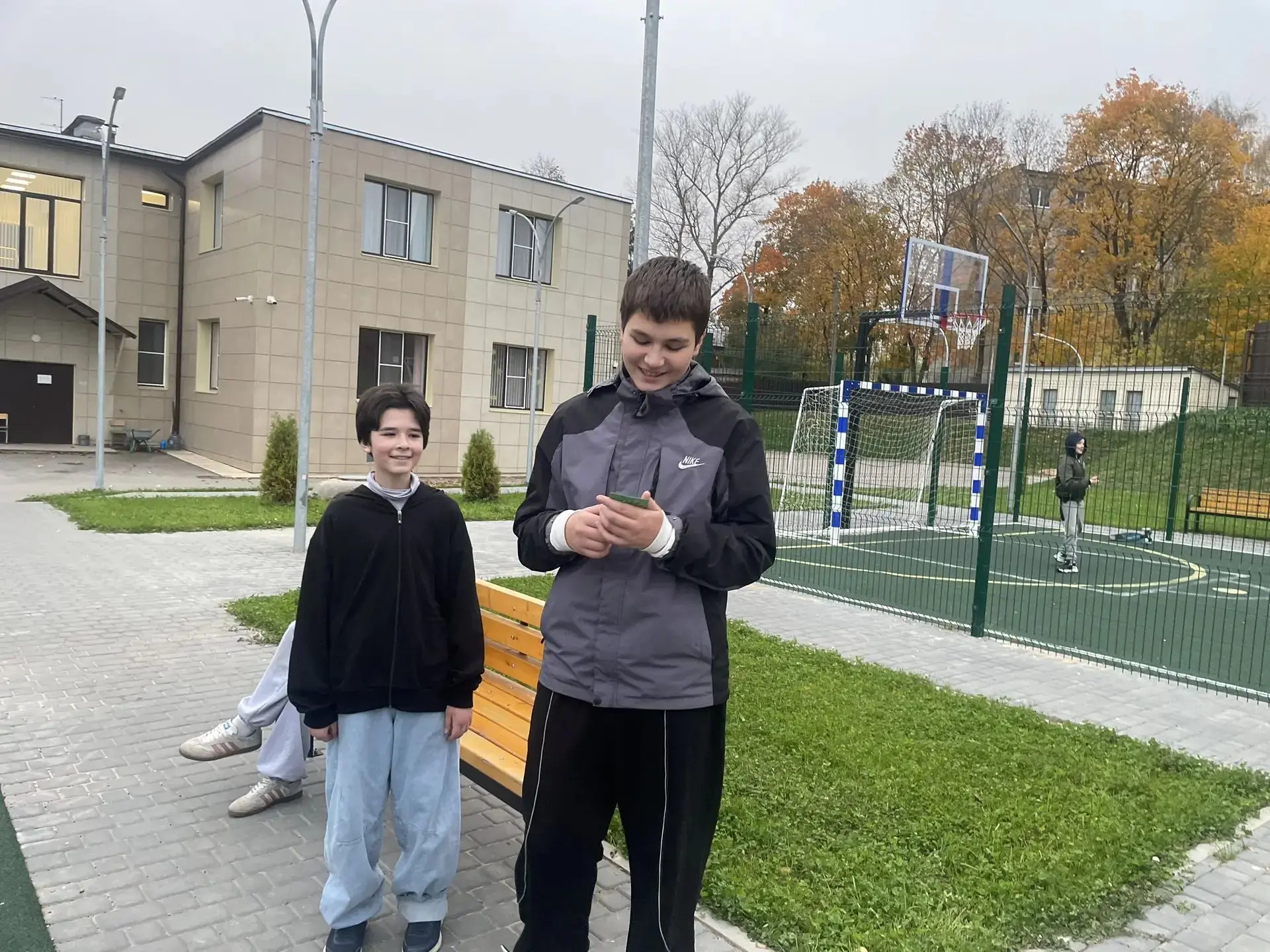 Сегодня погода вечером  была совсем не радостная — серое небо и прохлада. Но разве это ...