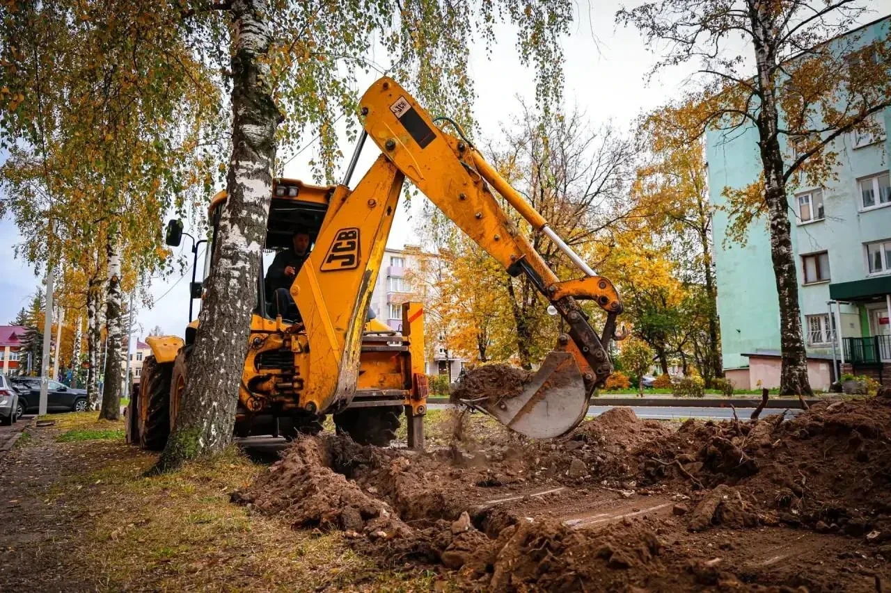 Тротуар на Бородинском проезде расширяют. Дорожники ремонтируют пешеходную дорожку прот...