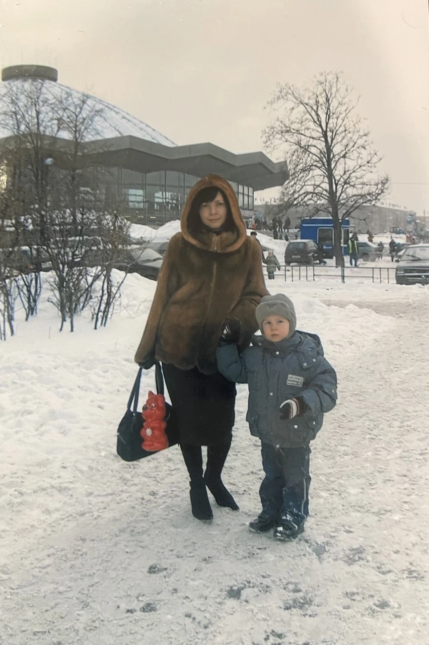 Мой сын ждал меня в садике до 19:00. На лавке, со сторожем.