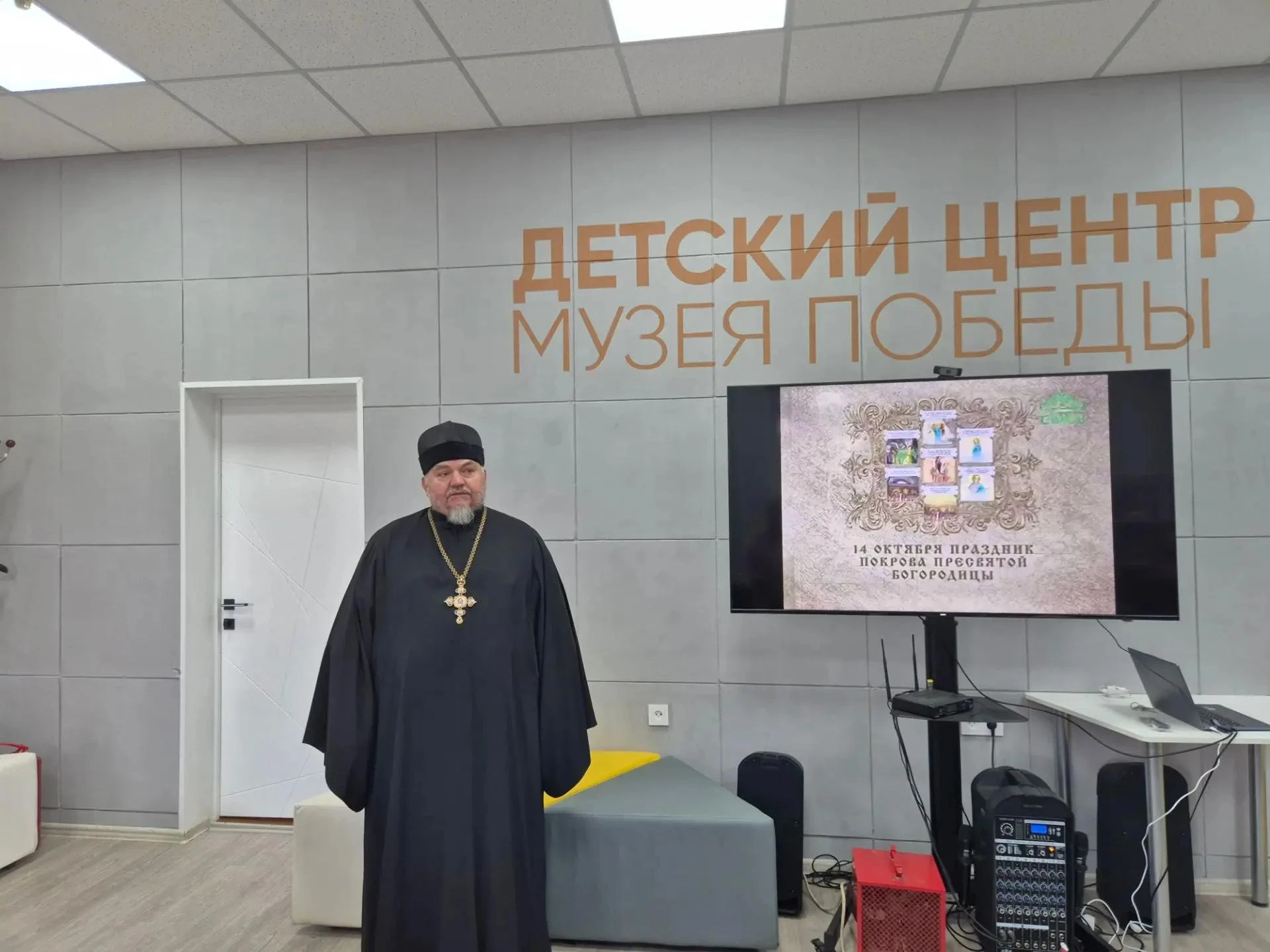 14 октября обучающиеся Алчевской социально-экономической гимназии побывали в Детском це...