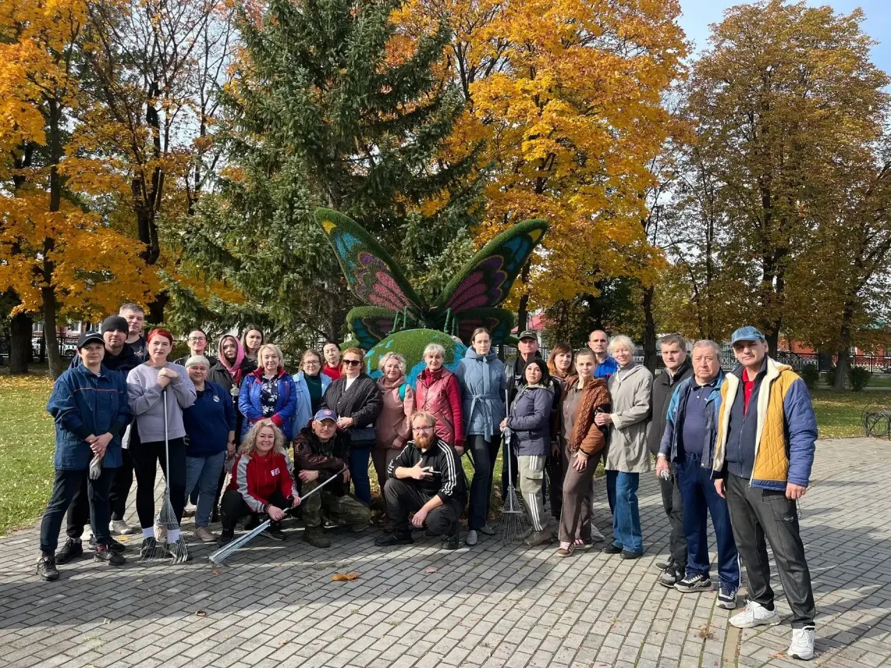 Осенний субботник в ДЮЦ им. Б. Г. Лесюка: вместе за чистоту и порядок! 🍂🍁