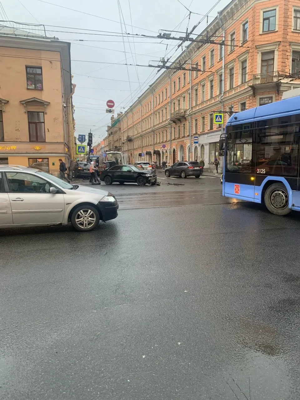 Около 7.30 было ДТП на углу Садовой и Гороховой, машины вылетели на тротуар.