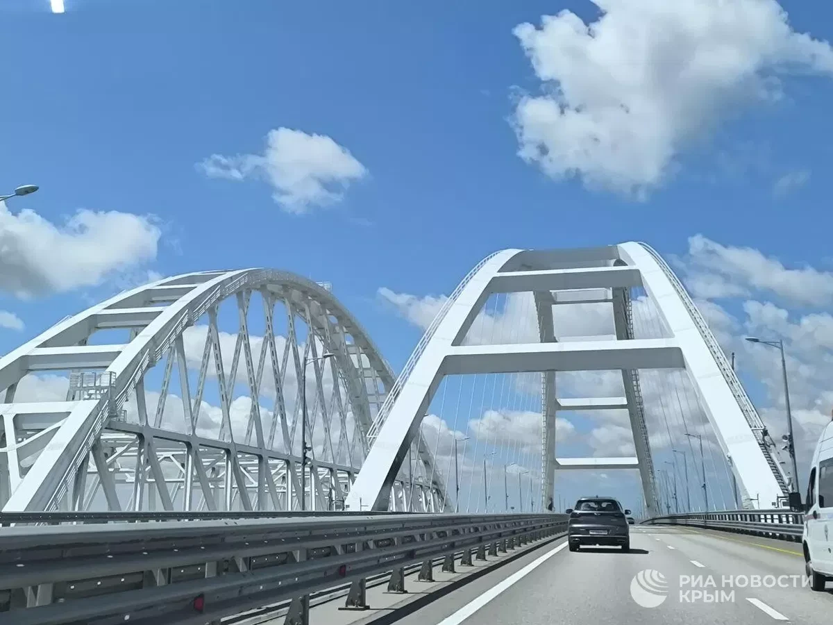 200 авто стоят в пробке перед Крымским мостом со стороны Керчи.