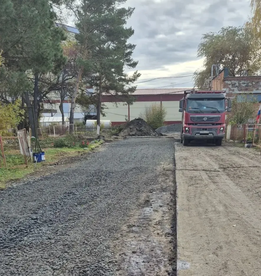 В Тюмени на улице 2-ой километр Старого Тобольского тракта, д. 4, к. 3 заканчивают благ...