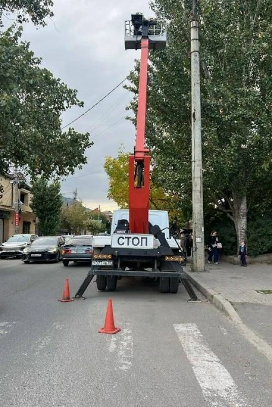 Специалисты МБУ «Благоустройство» обновили уличные светильники. Они устранили поломки, ...
