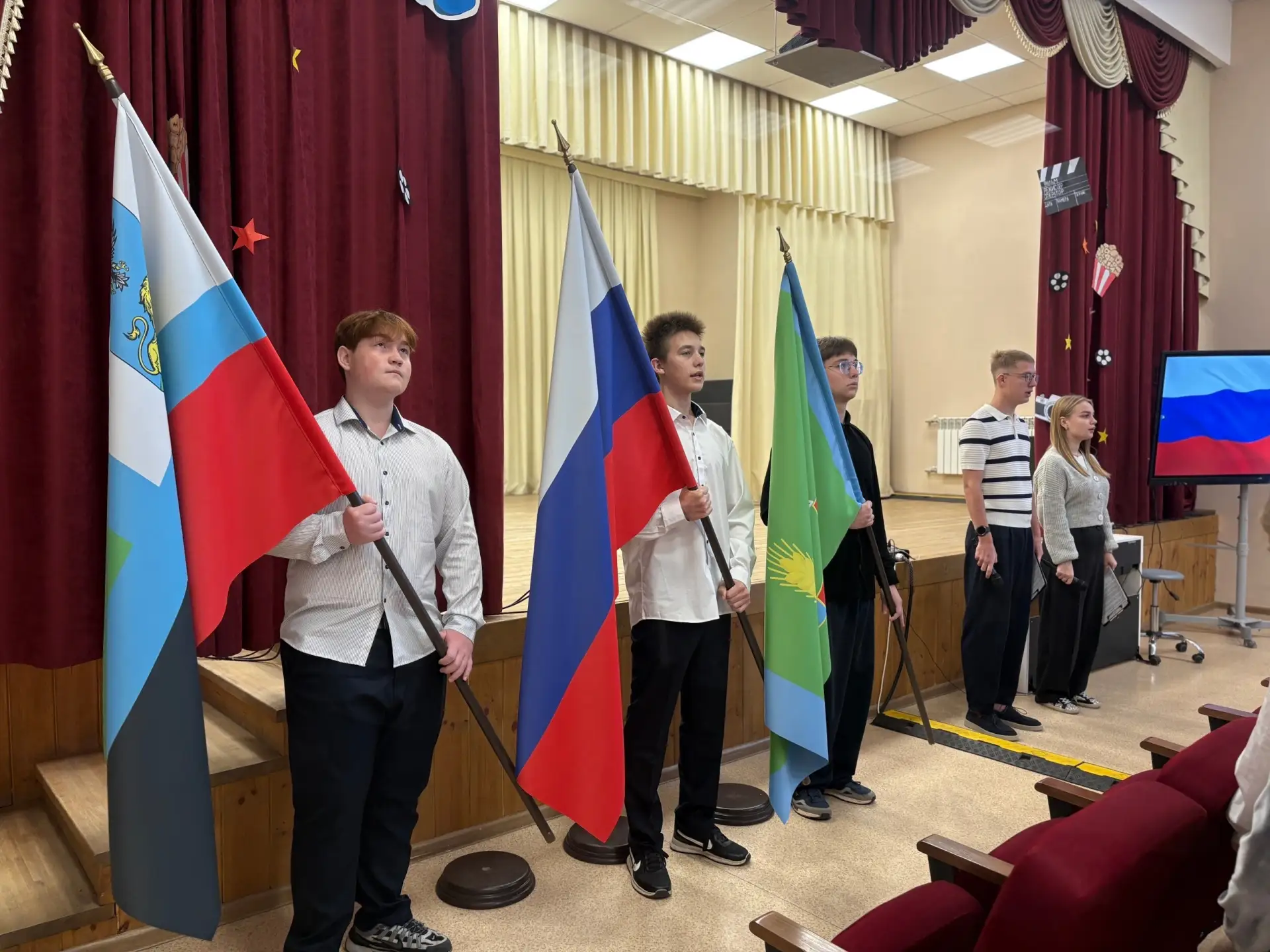 🇷🇺 Учебная неделя в гимназии традиционно началась с церемонии выноса флагов 🇷🇺 Росс...