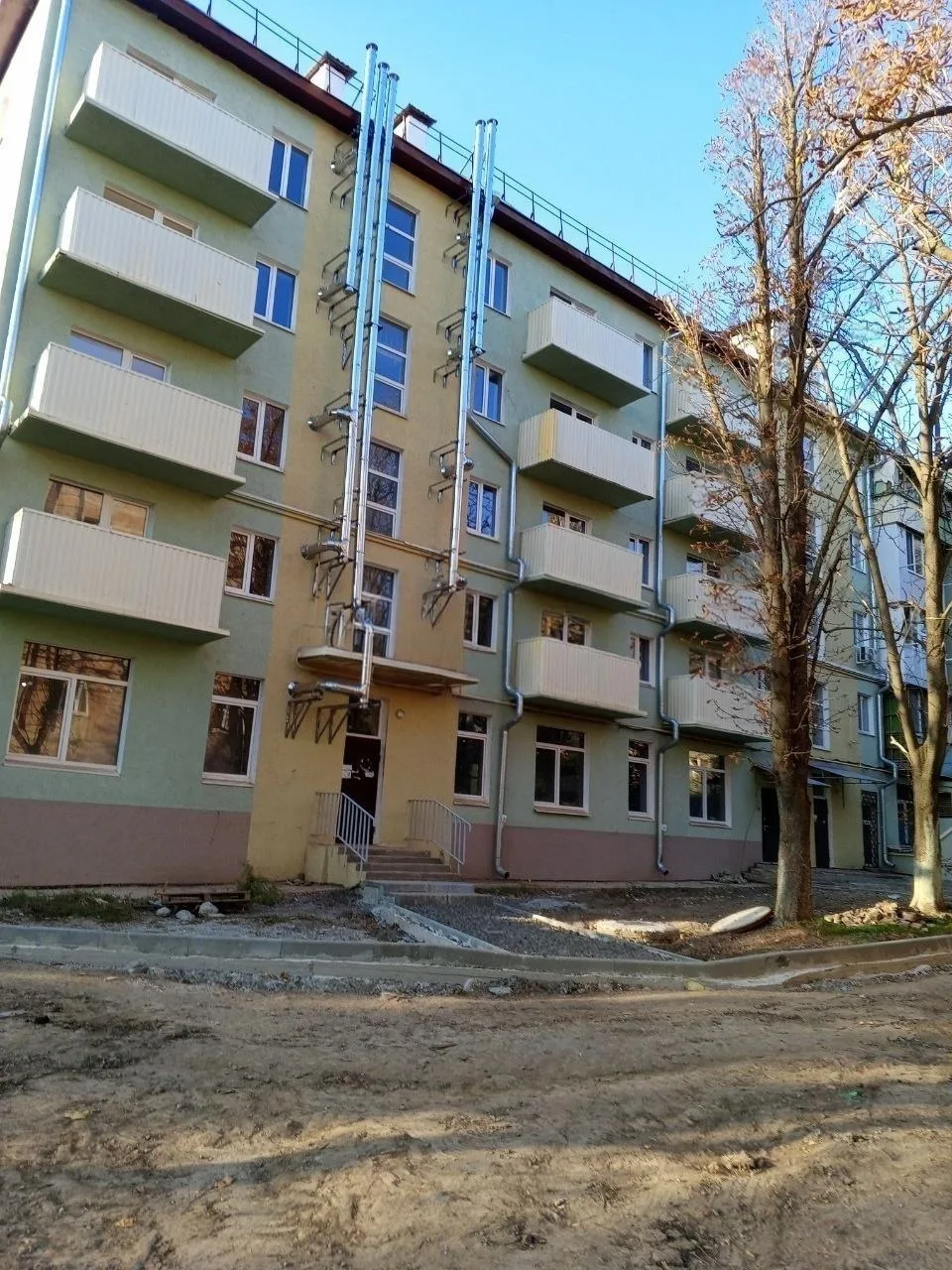 🫣 В Мариуполе появился "Дом с трубами"