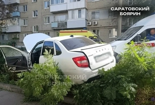 ДТП произошло на улице Шехурдина в Саратове. 23-летний молодой человек собственник авто...