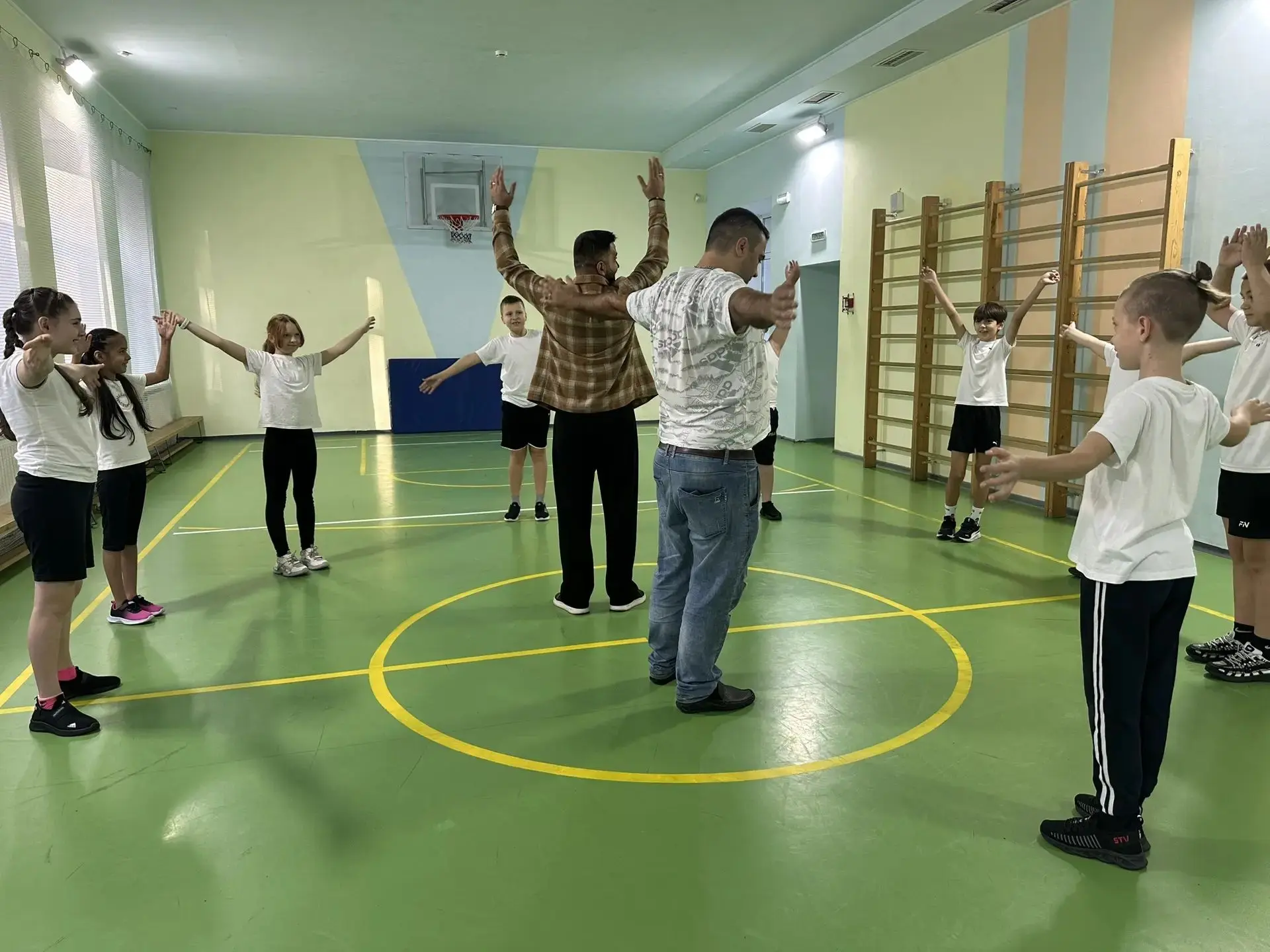 💪👨‍👧‍👦 ПАПЫ, НА ЗАРЯДКУ! В ШКОЛЕ № 4 ПРОШЛА АКЦИЯ «ЗАРЯДКА С ПАПОЙ»!