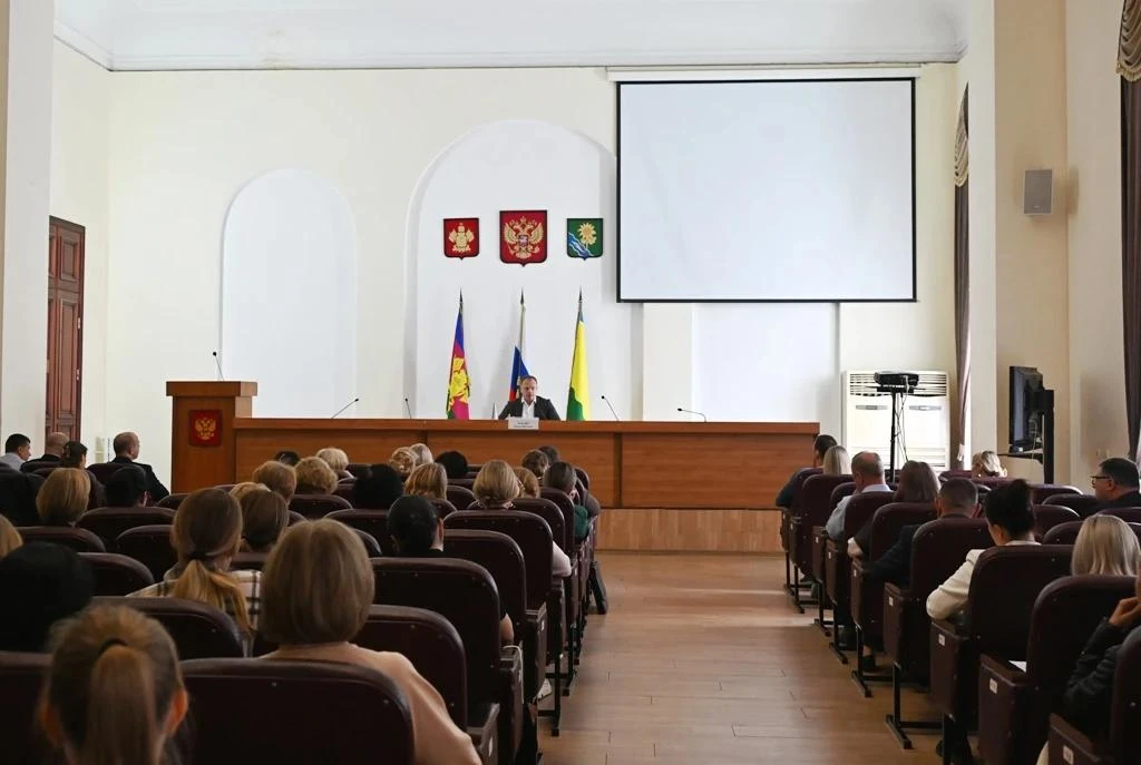 👥 В Ейском районе 121 куратор помогает семьям участников СВО: глава района поручил обн...