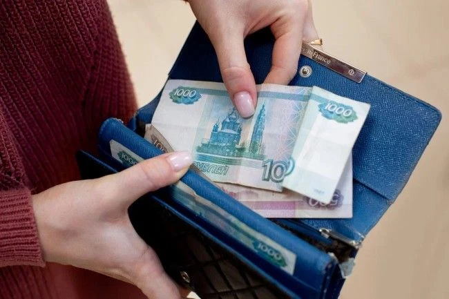 Минимальная зарплата в России в 2027 году может составить 28 935 рублей