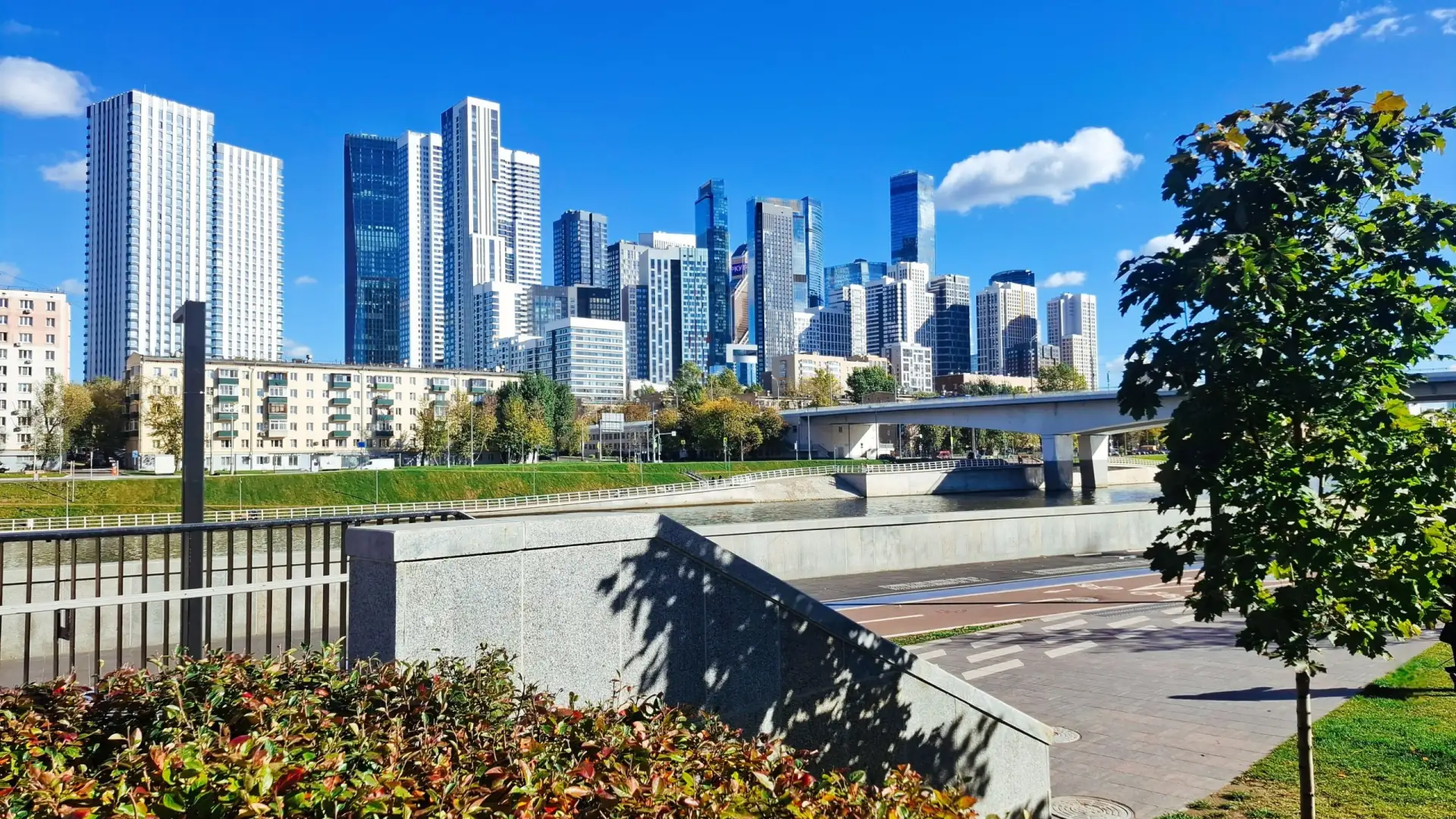 Москва. Солнечный осенний день. Набережная Москвы-реки и Шелепихинский мост.