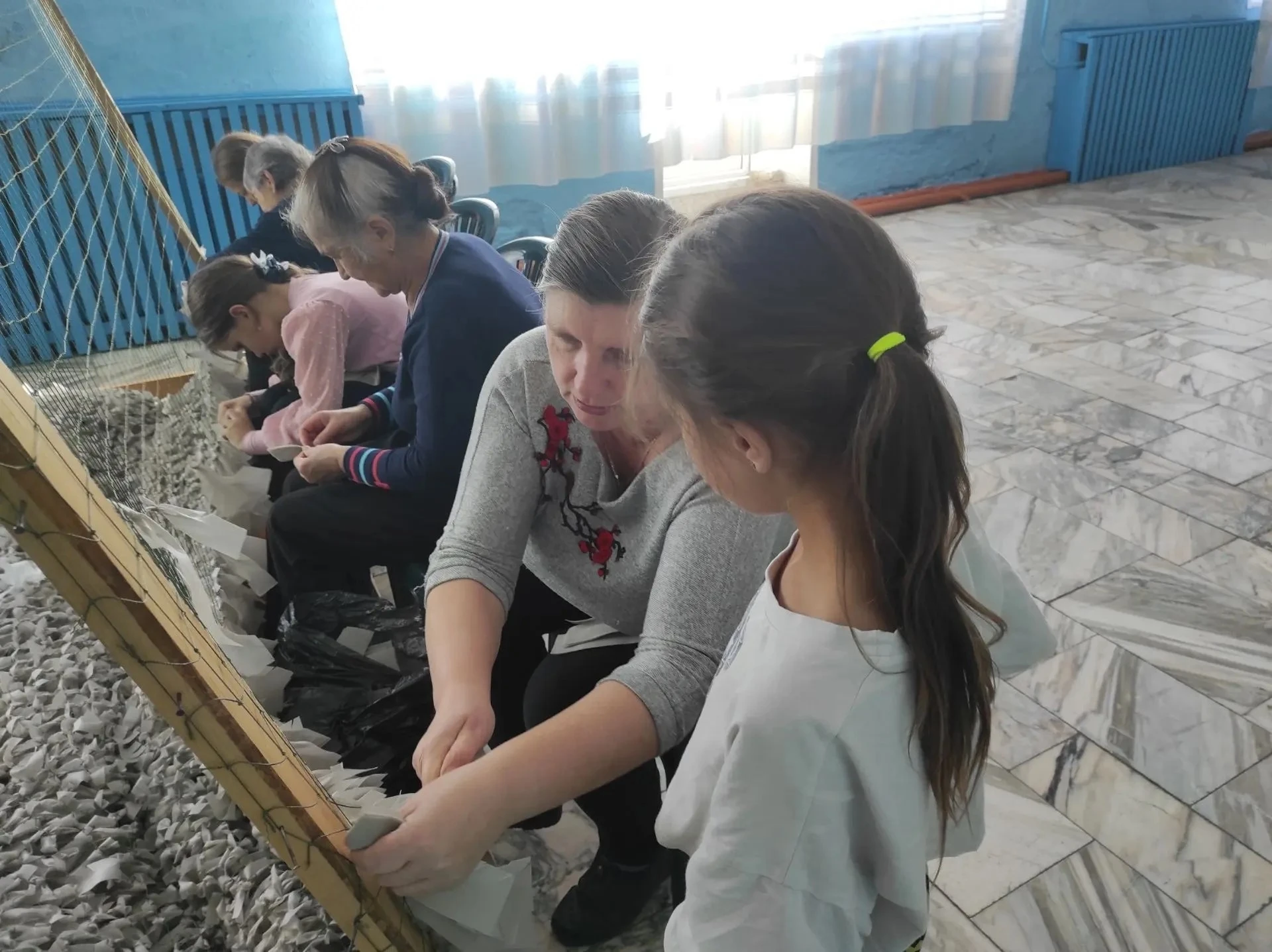 🧵 В Вагинском Доме культуры к плетению маскировочных сетей присоединились юные помощни...
