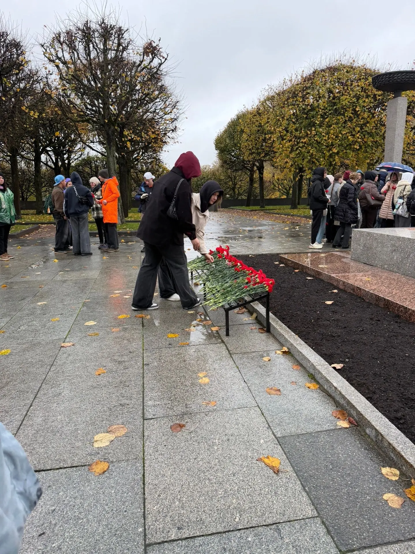 🍁Трудовой десант на Пискарёвском: память и забота в одном деле! 🍁