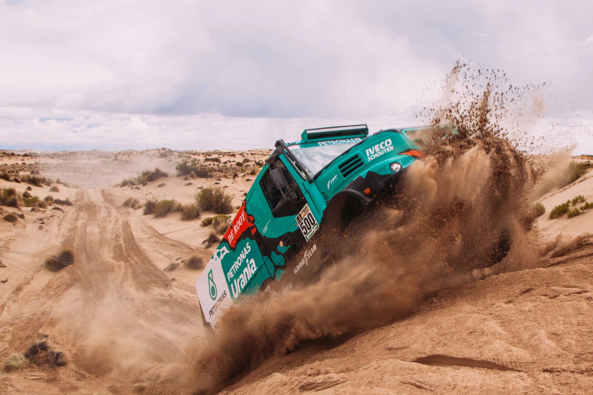 Для красивой пятницы нужны красивые картинки: IVECO Powerstar с ралли Дакар - великолеп...