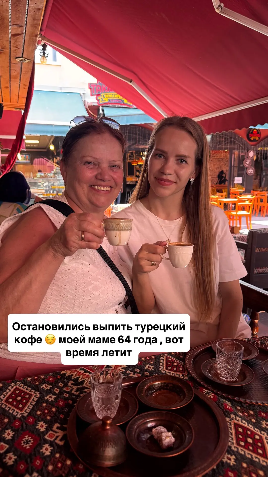 В Турции к турецкому кофе всегда подают маленький стакан воды — и это не просто «чтобы ...