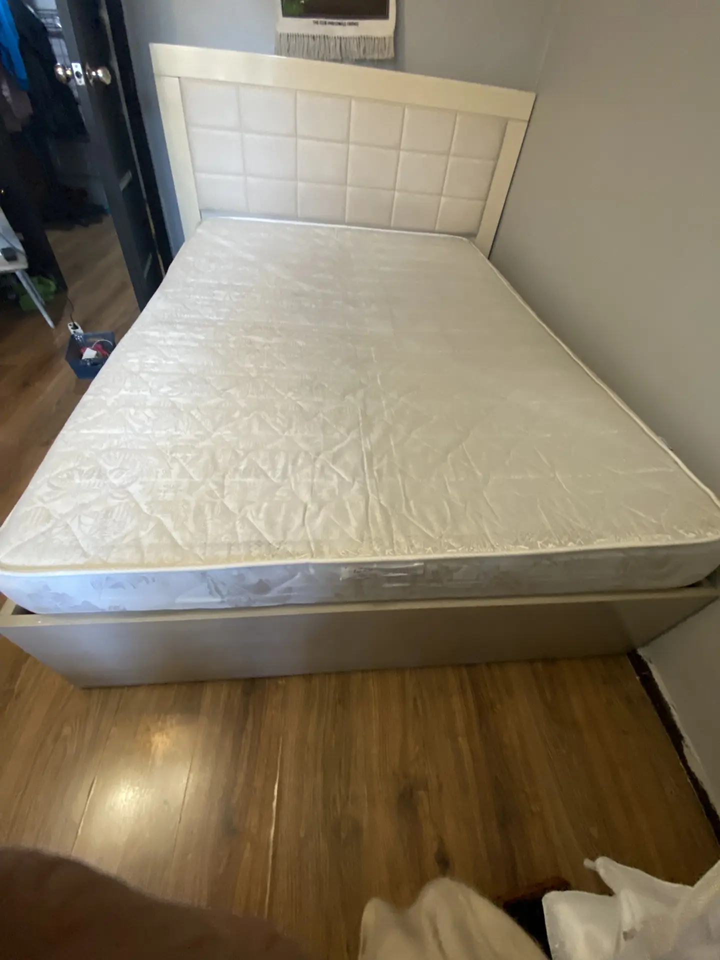 Продам кровать с матрасом 140/200  15000 тел 89963389810