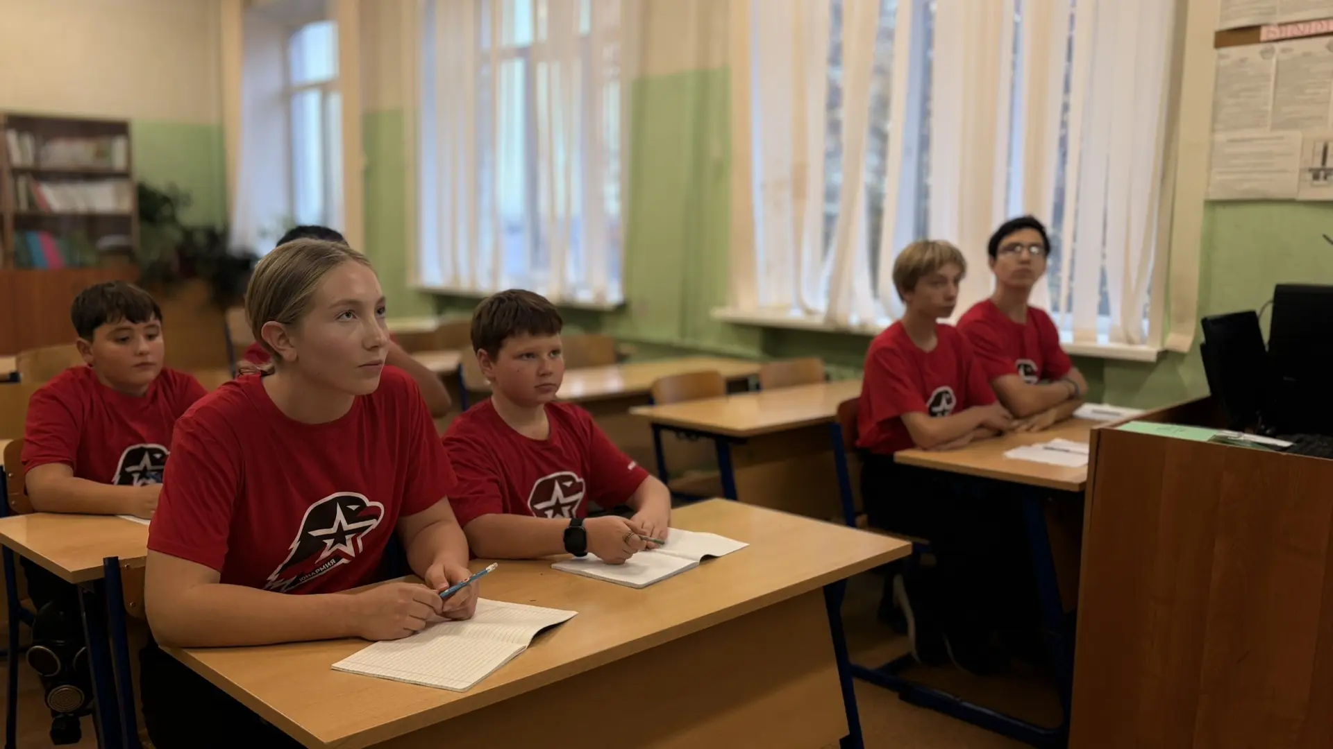 В МОУ Радужненская СОШ продолжает свою работу кружок «Юнармеец». Особое внимание в прог...