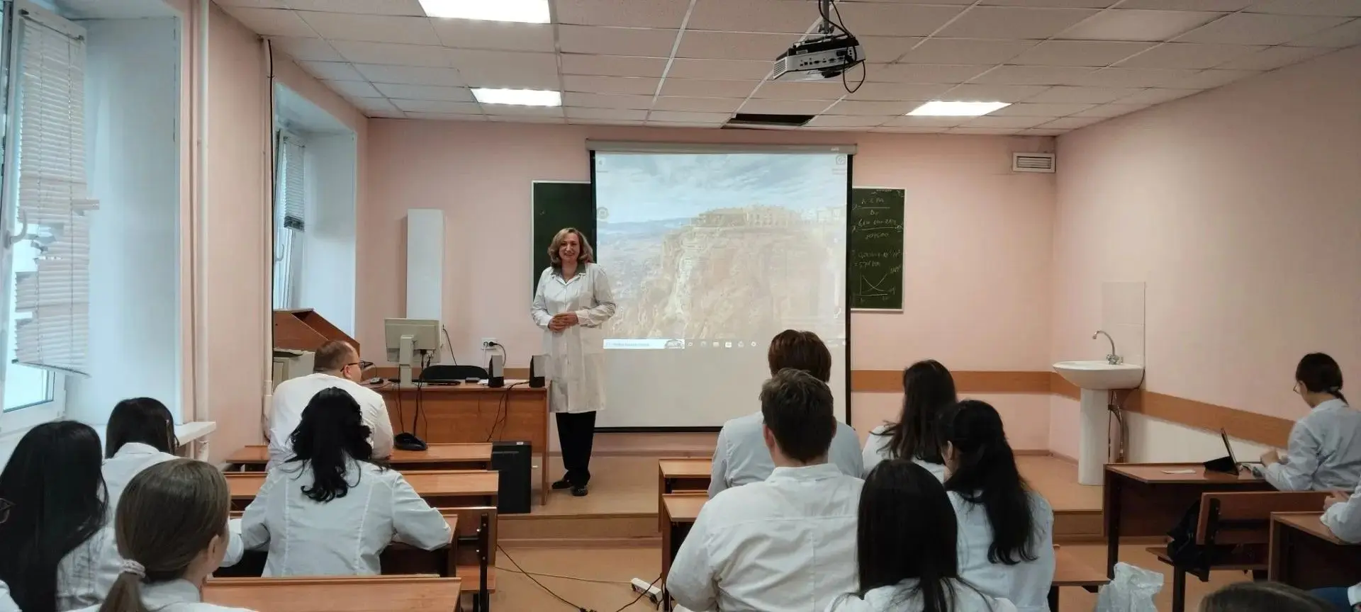 👩🏼‍⚕️Специалист Сургутского противотуберкулезного диспансера рассказала будущим врача...