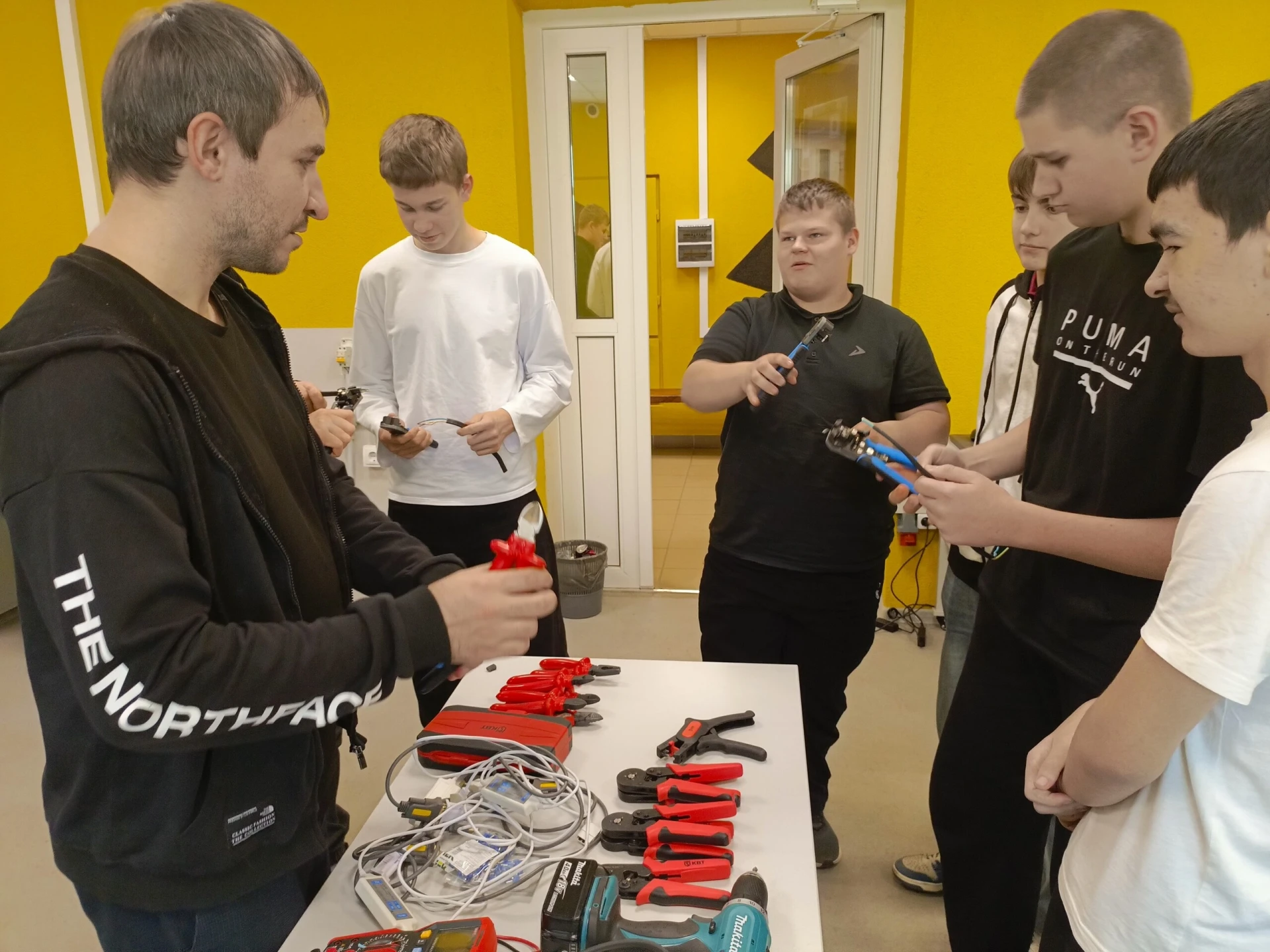 Псковский агротехнический колледж принял первую в новом сезоне группу школьников на зан...
