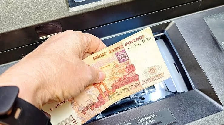 Экономисты советуют россиянам держать дома запас наличных на неделю или даже месяц на с...