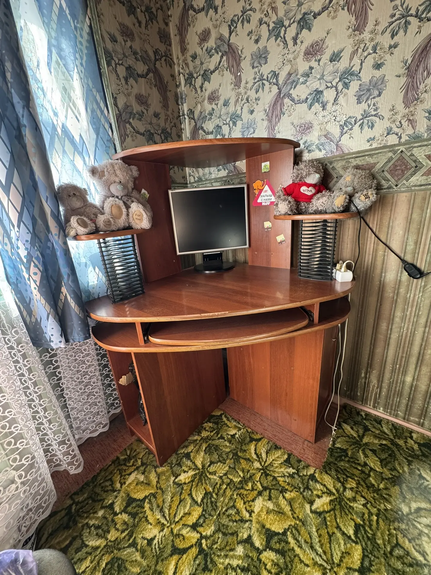 Отдам даром рабочий стол угловой(наклейки уберу)🥹