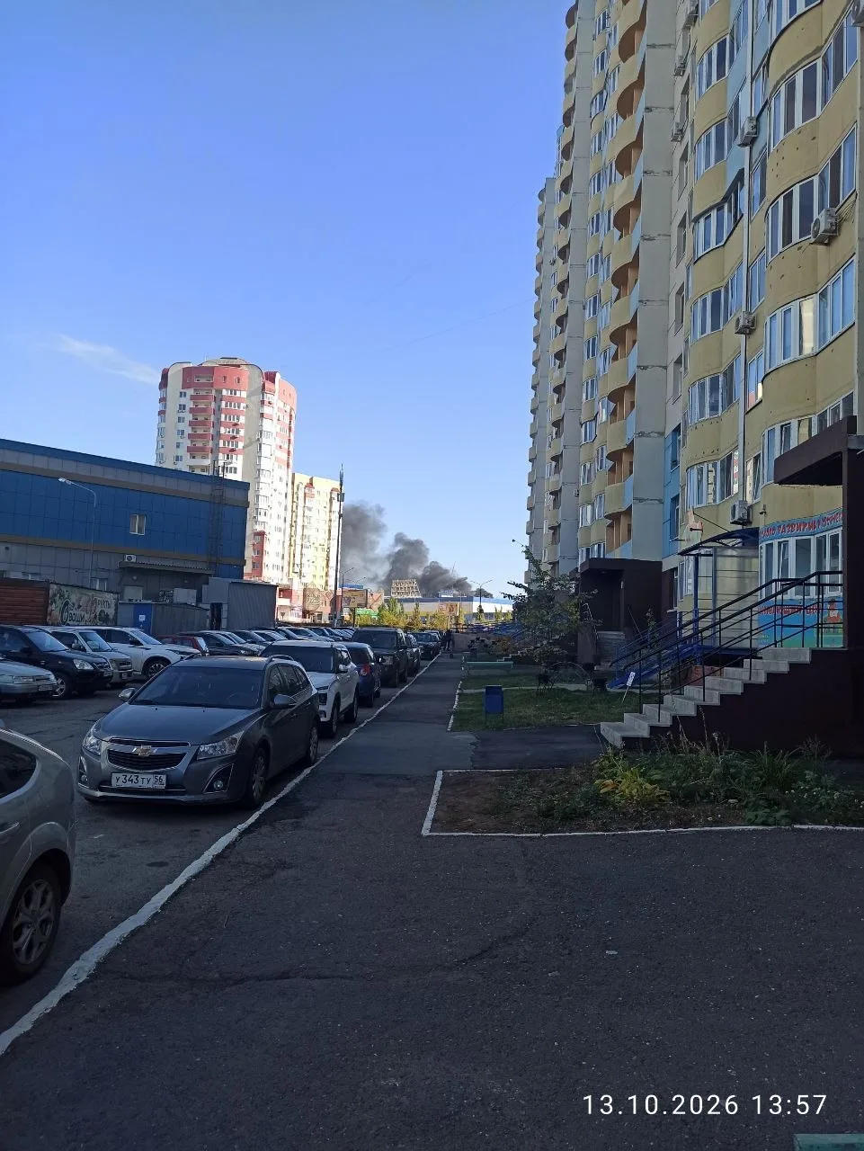 В Оренбурге горит торговый комплекс. Дым виден издалека