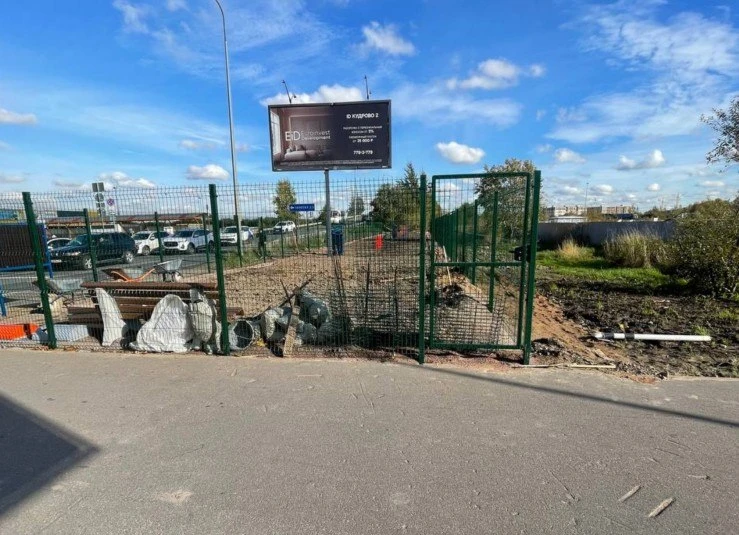 Площадка для собак ппц какой то, впритык к светофору, где люди ходят, и калитка прям от...
